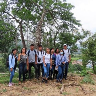 Estudiantes y docente visitando el campus UNJ_1