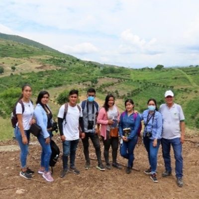 Estudiantes y docente visitando el campus UNJ_2